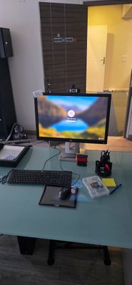 un bureau d'ordinateur équipé d'un écran et d'un clavier