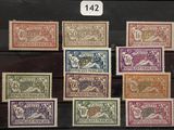 Plusieurs timbres de différentes couleurs sont exposés dans une vitrine.