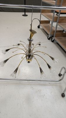 un lustre posé au sol dans une pièce