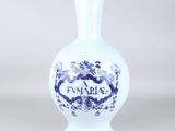 un vase blanc orné d'un motif bleu et blanc