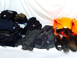 un tas de vêtements sur un lit recouvert d'un drap blanc
