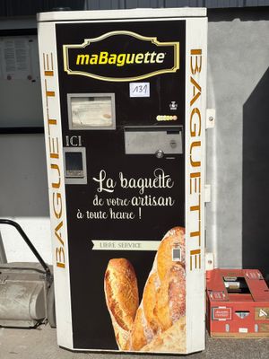 un distributeur automatique de pain au bord de la rue
