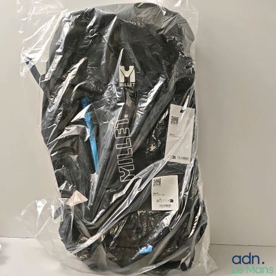 a plastic bag with a pair of scissors inside of it
