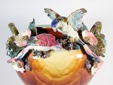 un vase contenant des fleurs et des papillons, sur fond blanc