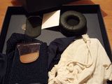 une boîte noire contenant un casque audio, un sac à main et un casque audio
