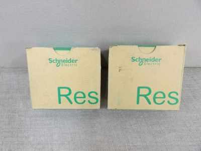 Deux boîtes portant l'inscription « res » sont posées sur une table.