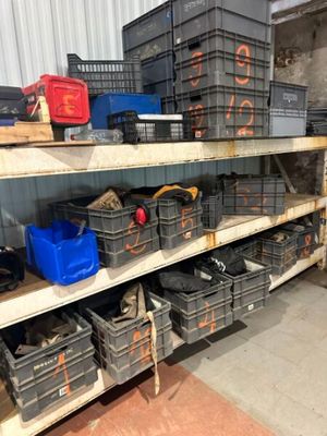 de nombreux bacs d'outils sur les étagères du garage