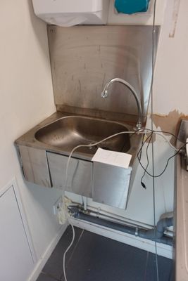 Lave main Se trouve dans SARL JUSTIN’DONUT Galerie marchande…