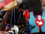 un tas d'objets divers comprenant un gilet de sauvetage, un gilet de sauvetage, un gilet de sauvetage et un gilet de sauvetage