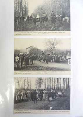 une vieille photo en noir et blanc montrant un groupe de personnes à cheval