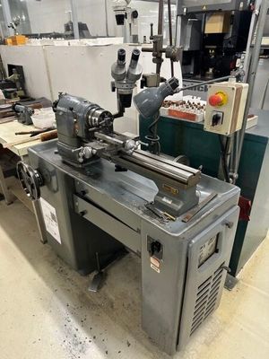 une machine posée sur une table dans une pièce