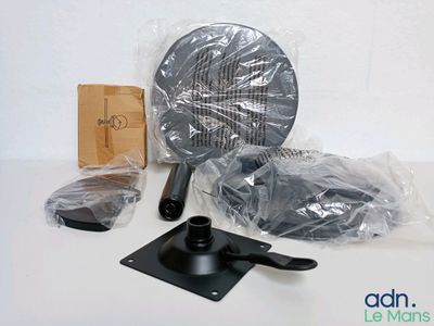 une photo montrant un ensemble d'objets posés sur une table