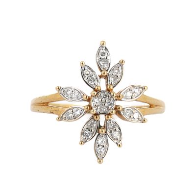 l'image d'une bague en or ornée de diamants