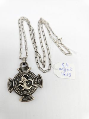 collier en argent orné d'une croix et de l'emblème des pompiers