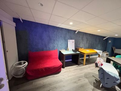 Canapé lit en tissu usagé, panière à linge, table en mélamin…