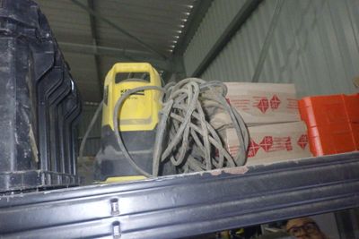 un tas d'outils posé sur une étagère dans un entrepôt