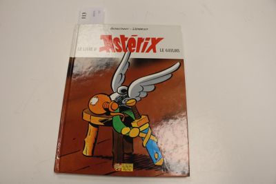 un gros plan sur une bande dessinée posée sur une table