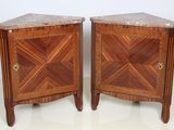 paire de tables de chevet à plateau en marbre de style Louis XVI