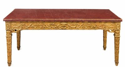 une table dorée avec un plateau rouge sur fond blanc