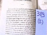 un livre avec un autocollant bleu posé sur une table