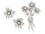 deux broches en forme de fleur ornées de diamants et une paire de boucles d'oreilles