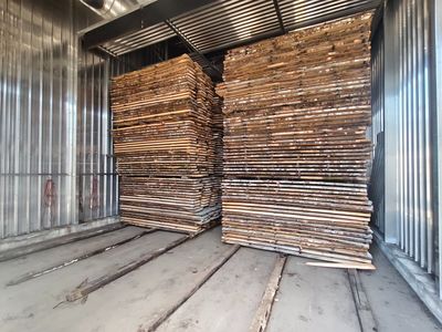 de nombreuses piles de bois dans une zone de stockage