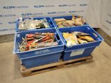 deux bacs bleus remplis d'objets divers, posés sur une palette en bois