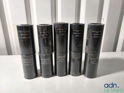 Quatre rouges à lèvres noirs sont alignés sur une table