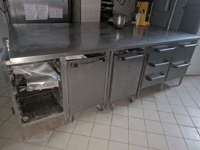 Table de travail centrale - tour en inox avec rangement - Photo 1