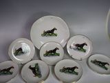 six assiettes ornées de chevaux, posées sur une table
