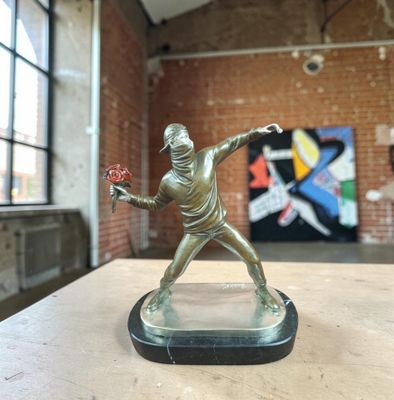 BANKSY (d'après) – ROSES THROWER – Bronze à trois patines nu…