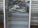 une photo d'un congélateur à porte vitrée dans un entrepôt