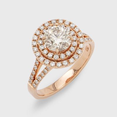 une bague en diamant et en or rose, sertie d'un halo de diamants