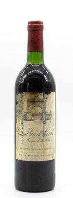 une bouteille de vin posée sur une table