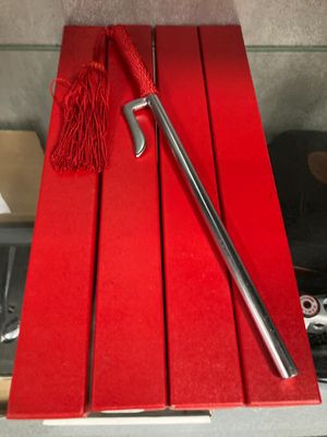 une boîte rouge sur laquelle sont représentés une épée et un manche rouge