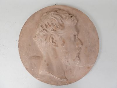 une image représentant un portrait en argile d'un homme
