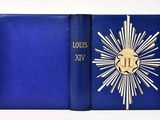 un gros plan sur un livre bleu orné d'une étoile dorée