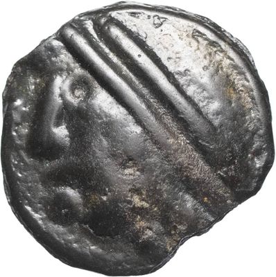 gros plan d'une pièce de monnaie sur une surface blanche