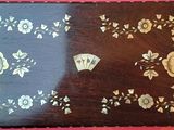 une photo d'une photo représentant une table sur laquelle se trouvent des fleurs et des cartes