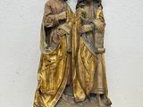 statue de Jésus et de Marie posée sur un piédestal devant un mur blanc