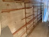 une photo d'une pièce où l'on voit de nombreux tuyaux accrochés au mur