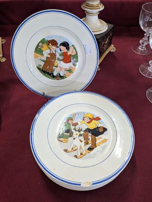 deux assiettes posées sur une table