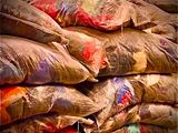 plusieurs sacs de sable empilés les uns sur les autres