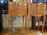 deux tables en bois avec tiroirs dans une pièce