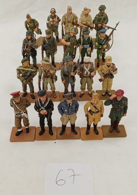 de nombreuses figurines représentant des militaires sont exposées