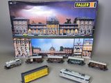 un grand nombre de trains miniatures posés sur une table
