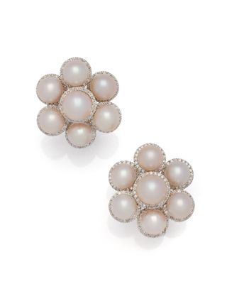 une paire de boucles d'oreilles en perles de culture et diamants