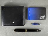un portefeuille noir, un stylo et un cahier bleu posés sur une table