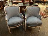 une paire de fauteuils rembourrés bleus dans un magasin d'antiquités