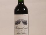 une bouteille de vin posée sur une table